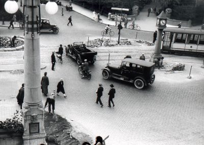 Tornbergs klocka vid Dramaten år 1925. Stockholmskällan Objekt-ID Spårvägsmuseet Fotonummer SM 2194-15